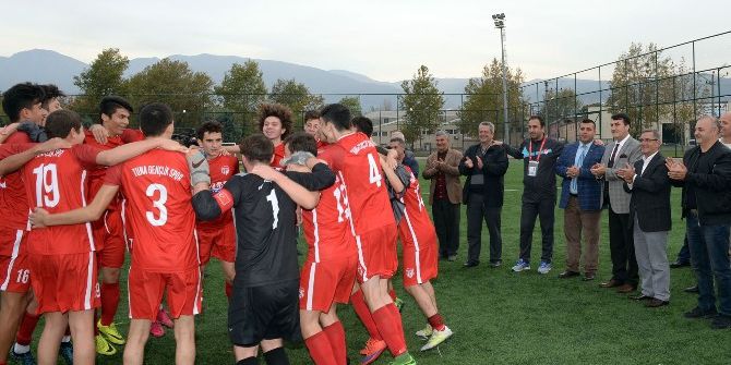 Dündar, U-19 Gençler Finalini Tribünlerden İzledi