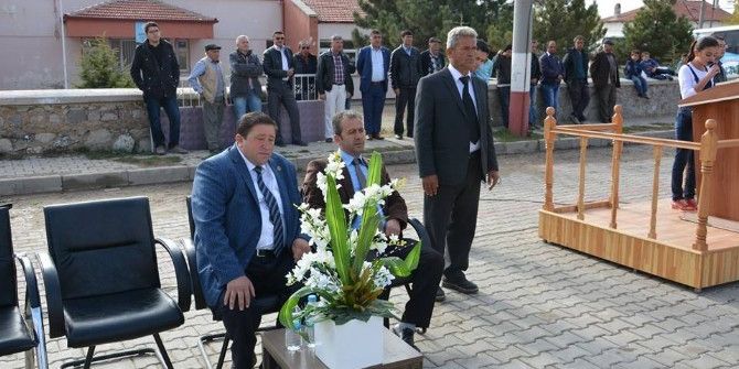 2 Kişilik Protokol Ve Öğrenciler Cumhuriyet Bayramını Coşku İle Kutladı