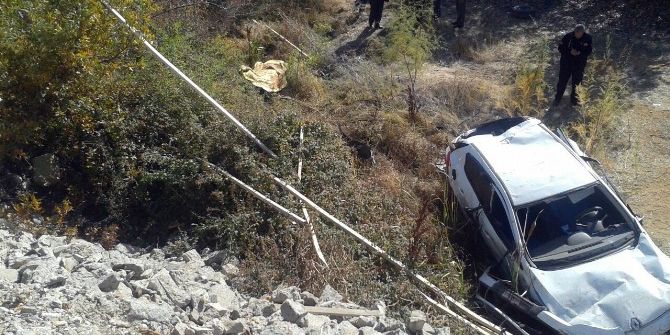 Otomobil Şarampole Uçtu: 1 Ölü, 1 Yaralı