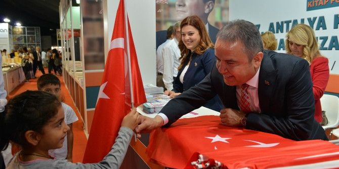 Başkan Böcek, Fuarda Türk Bayrağı Dağıttı