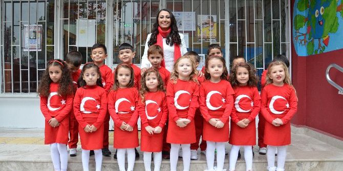 Şirinlerden Bayrak Gösterisi