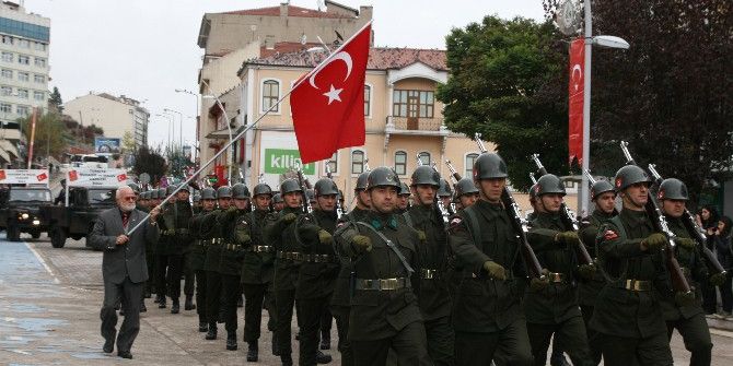 77’lik Dede Türk Bayrağıyla Her Bayramda Askerlerle Birlikte Yürüyor