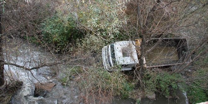 Yozgat’ta Hafriyat Kamyonu 15 Metre Yükseklikten Dereye Uçtu
