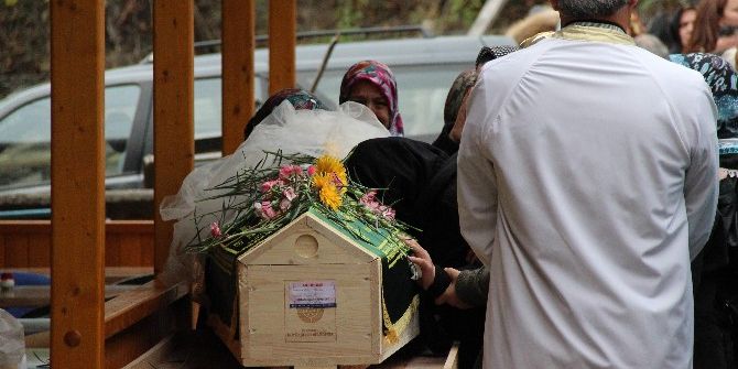 Abd’de Ölü Bulunan Thy Hostesinin Cenazesi Gözyaşları Eşliğinde Defnedildi