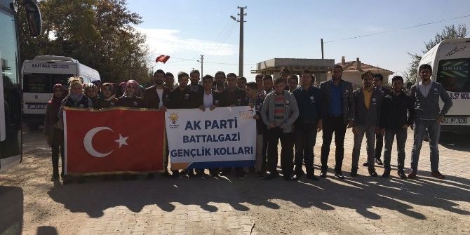 Ak Partili Gençlerden, Şehit Ömer Halisdemir’in Kabrine Ziyaret
