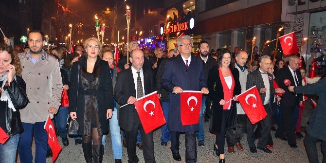 Cumhuriyet Bayramı Kapsamında Yürüyüş Ve Fener Alayı Düzenlendi