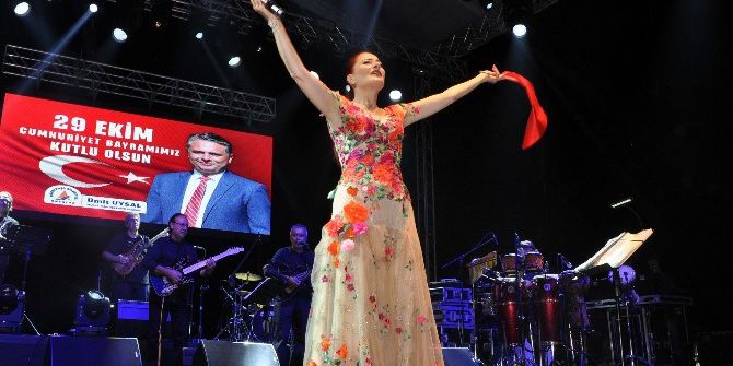 Antalya’da 29 Ekim Kutlamalarında Candan Erçetin Çoşkusu