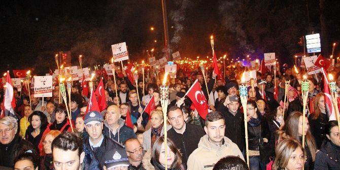 Çanakkale’de 2 Bin Kişiyle Fener Alayı