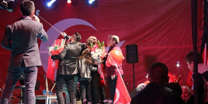 90’ların Unutulmaz İsimleri Binlerce Vatandaşla Cumhuriyet Selfiesi Çekti