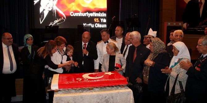 Cumhuriyet Pastasını Şehit Oğlu Kesti