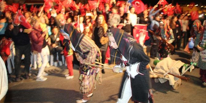 Kuşadası’nda Cumhuriyet Yürüyüşü