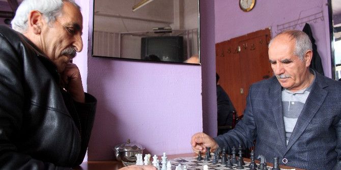 Erzurum’daki Çay Evinde Sadece Satranç Ve Dama Oynanıyor