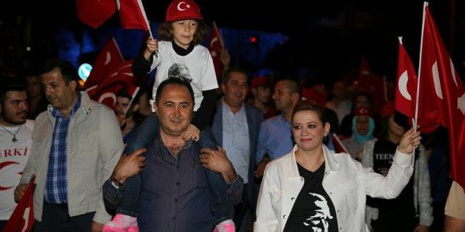 Finike’de Yüzlerce Kişi Cumhuriyet İçin Yürüdü