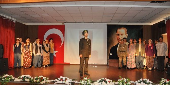 Gkv’liler Atatürk’ü Ve Cumhuriyet Kadınlarını Canlandırdı