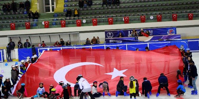 29 Ekim’i Buzda Türk Bayrağı Açarak Kutladılar