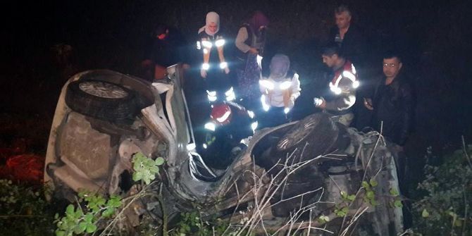 Otomobil Yol Kenarındaki Direğe Çarptı: 2 Ölü