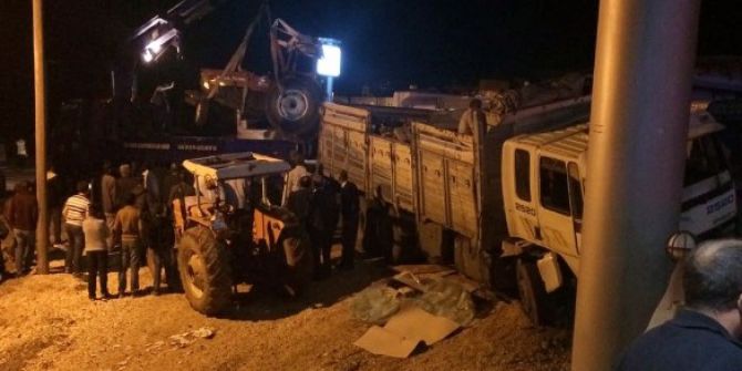 Kamyon İle Traktör Çarpıştı: 1 Yaralı