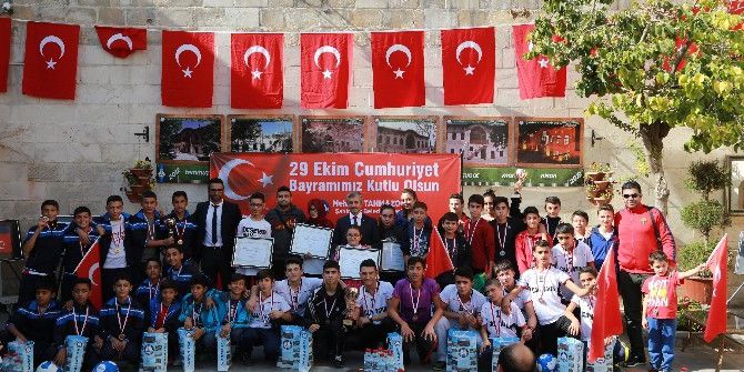 Tahmazoğlu Şampiyonları Ödüllendirdi