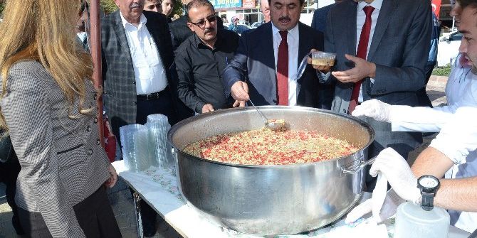 Darende Belediyesi Tarafından Aşure Dağıtıldı