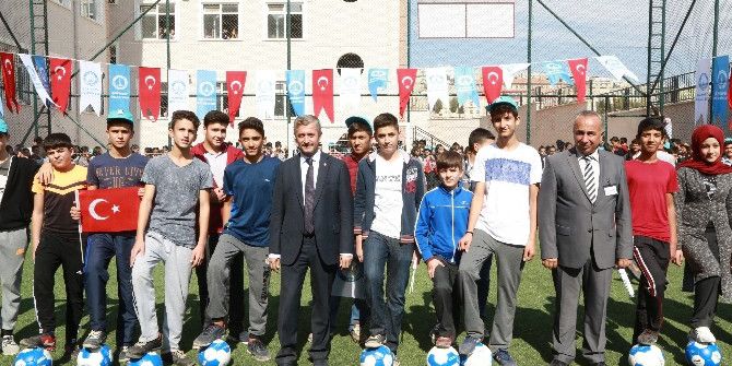 Şahinbey Belediyesinden Okullara Yeni Halı Saha