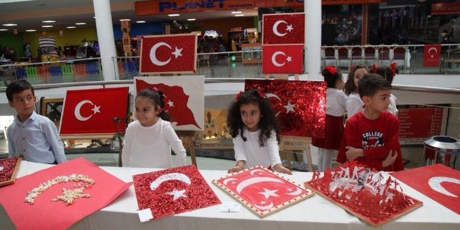 Çocuklar, Türk Bayrağı Hazırlamak İçin Yarıştı