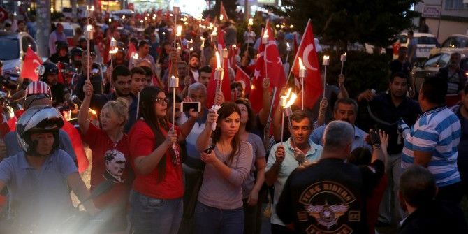 Mezitli’de Meşaleli Cumhuriyet Yürüyüşü