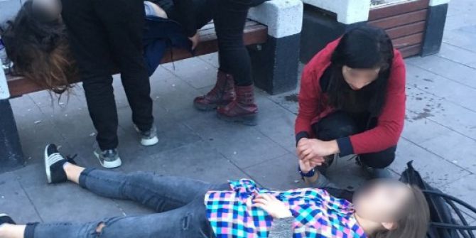 Bonzai Kullanan Genç Kızlar Kendinden Geçti