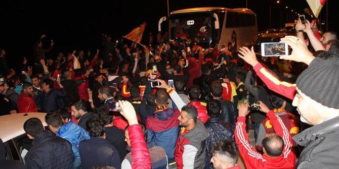 Yeni Malatyaspor’a Kömürhan Köprüsü’nde Coşkulu Karşılama