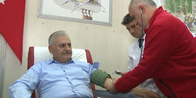 Başbakan Binali Yıldırım, Türk Kızılayı Çadırında Kan Verdi