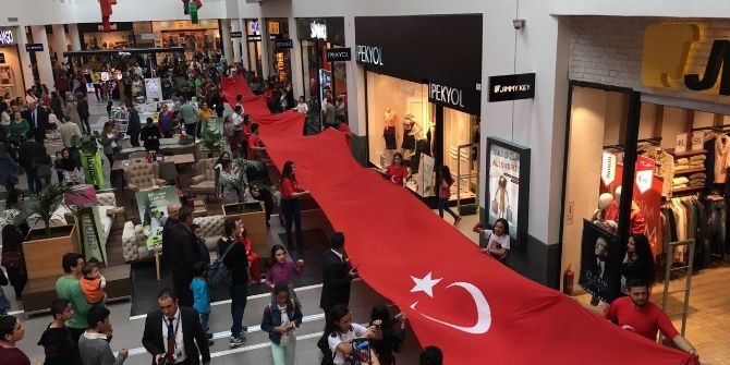 Forum Magnesia’da Dev Bayrak Yürüyüşü Yapıldı