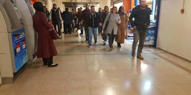 Afişler Metroyu Durdurdu