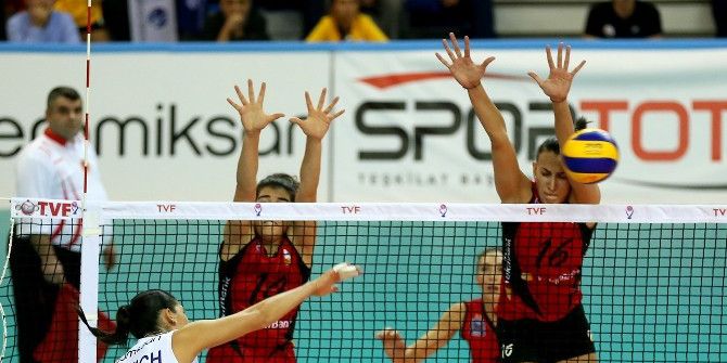Vakıfbank Lige Galibiyetle Başladı
