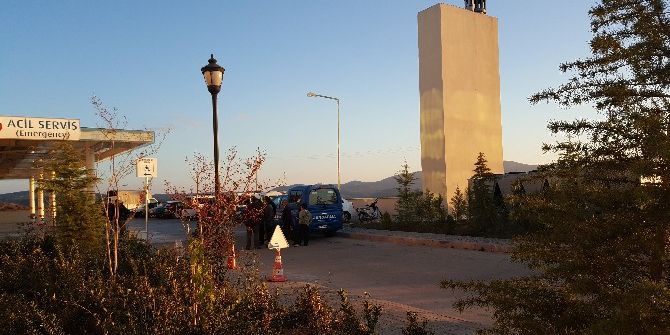 Demirci’de Traktör Devrildi: 1 Ölü, 3 Yaralı