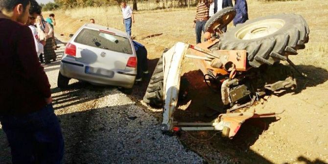 Tavas’ta Otomobil Traktöre Çarptı: 1 Ölü, 1 Yaralı