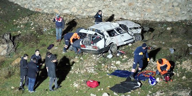 İki Otomobil, Peş Peşe Dereye Uçtu: 3 Ölü, 8 Yaralı