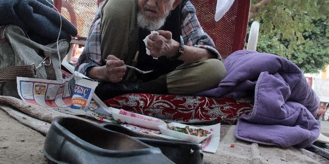 Engelli Yaşlı Adamın Parkta Yaşam Mücadelesi