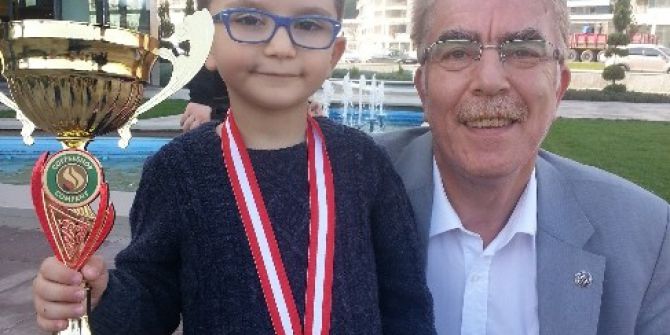 Satranç Şampiyonu Gkv’lı Hasan’a Boyu Kadar Kupa