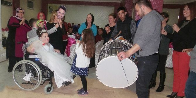 Engelli Genç Kız Damatsız Düğün İle Dünyaevine Girdi