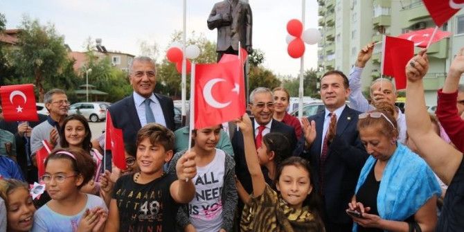 Site Bahçesine Atatürk Anıtı