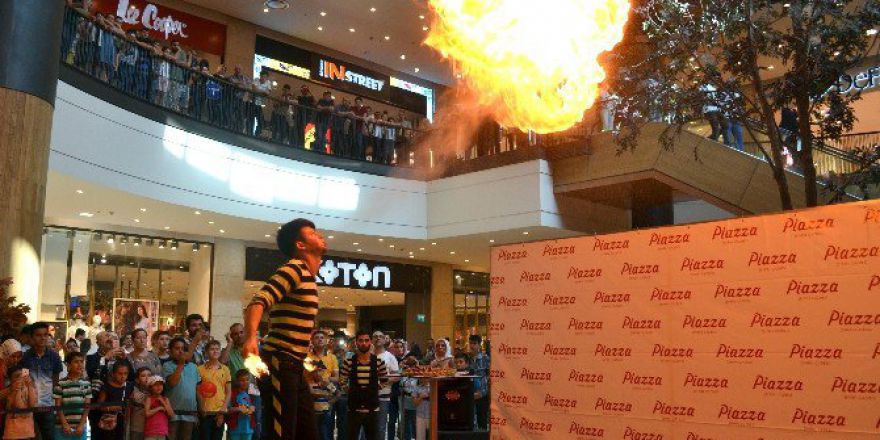 Jonglör Ve Akrobasi Gösterisi Nefes Kesti