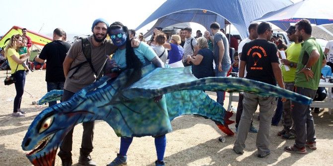 Kostümleriyle Uçtular