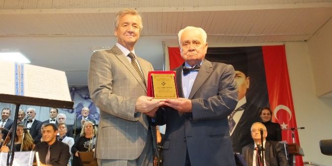 Burhaniye’de 84 Yaşındaki Şarkıcıya Teşekkür Plaketi