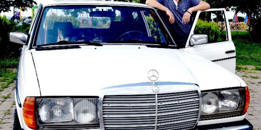 Kemal Sunal’ın Mercedesi’ne Gözü Gibi Bakıyor