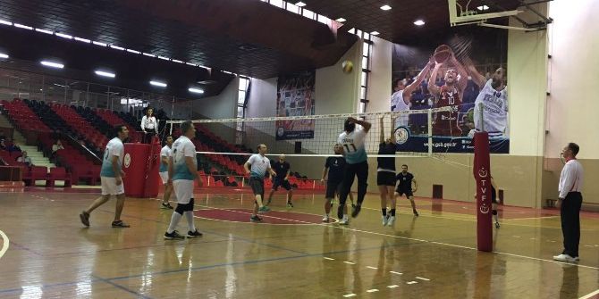 Cumhuriyetimizin Anısına Düzenlenen Voleybol Turnuvasında Valilik Birinci Oldu