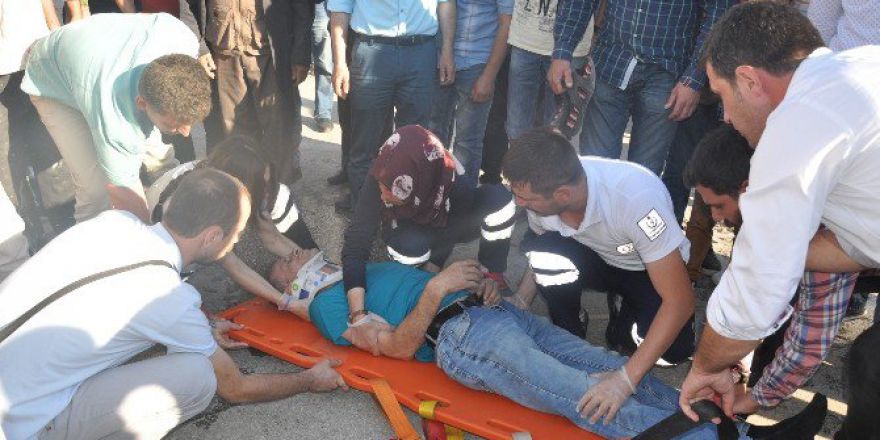 Minibüs İle Motosiklet Çarpıştı: 1 Yaralı