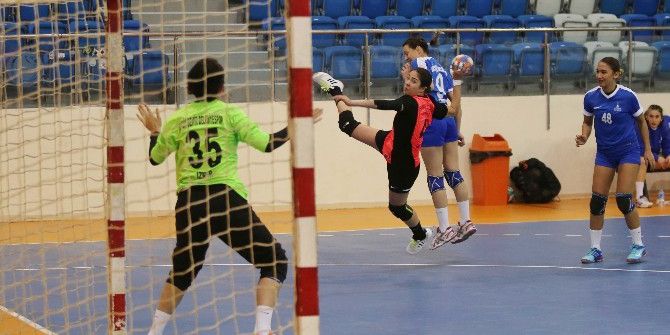 Yenimahalle Zirvede Tek Başına