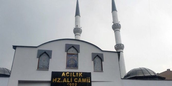 Camide Telefonunu Şarj Etti, ’Helallik’ İsteyen Not Ve 1 Lira Bıraktı