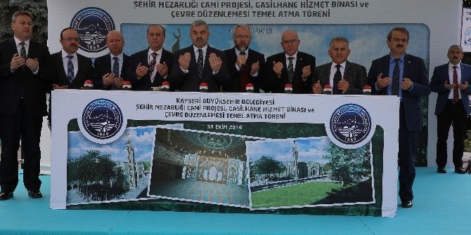 Mezarlıkta Sade Tören