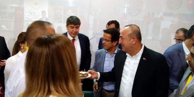 Bakan Çavuşoğlu, Ziyaretçilere Aydın İnciri Ve Kestanesi İkram Etti