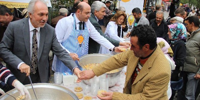 Ak Partili Hanımlardan Aşure İkramı